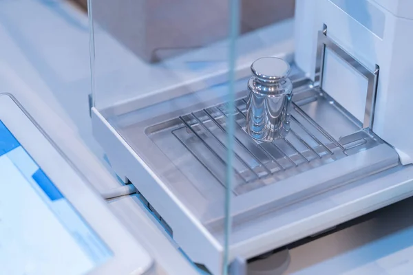 Kalibrasyon testi için analitik dengeye yerleştirmek için paslanmaz çelik kalibrasyon ağırlığı.