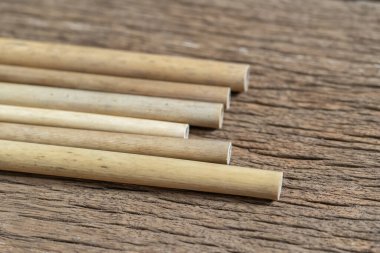 Bambu kamışları yeniden kullanılabilir ve plastik kamış kullanımını azaltır. Çevredeki plastik atıkları azalt.