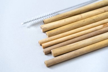 Tabiat yeniden kullanılabilir olması için bambu ağacından pipet içer ve plastik pipet kullanımını azaltır. Çevredeki plastik atıkları azalt.