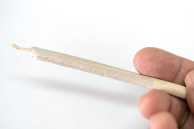 Marihuana esrarı elimizde. Uyuşturucu uyuşturucu konsepti.