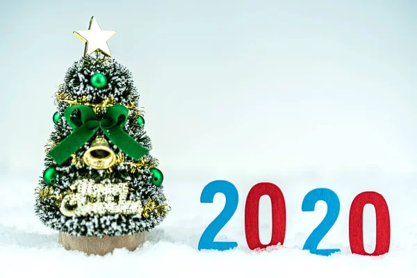 Decoraciones Navideñas Año Nuevo 2020 Sobre Nieve Con Fondo Borroso — Foto de Stock