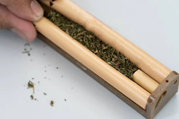 Händer Som Gör Marijuana Gemensamma Från Cigarett Rullande Maskin Papper — Stockfoto