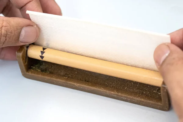 Hände Machen Marihuana Joint Aus Zigarettenrollmaschine Papier Zigaretten Machen Mit — Stockfoto