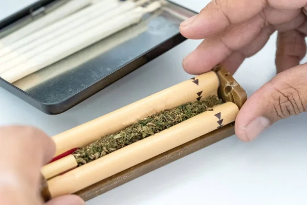 Hände Machen Marihuana Joint Aus Zigarettenrollmaschine Papier Zigaretten Machen Mit — Stockfoto