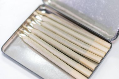 Sigara tabakasında marihuana esrarı var..