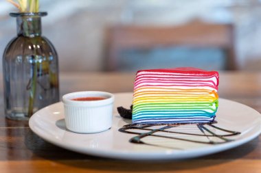 Tabakta nefis ev yapımı gökkuşağı pastası.