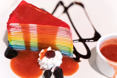 Tabakta nefis ev yapımı gökkuşağı pastası.