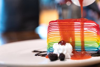 Tabakta nefis ev yapımı gökkuşağı pastası.