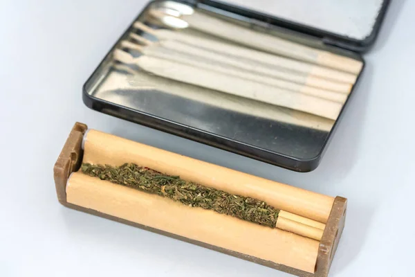 Hände Machen Marihuana Joint Aus Zigarettenrollmaschine Papier Zigaretten Machen Mit — Stockfoto