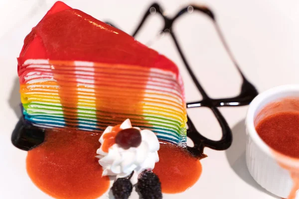 Tabakta nefis ev yapımı gökkuşağı pastası.