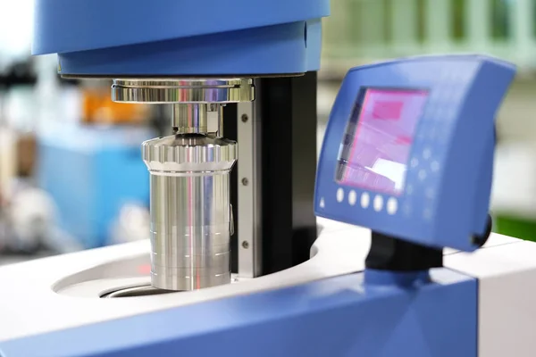 Kalorimetre, sıvı veya katı yakıt örneğinin reaksiyonunun ısısını belirlemek için kullanılabilecek bir ölçümdür..