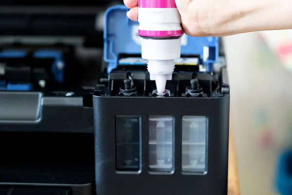 Mürekkep kartuşlarını doldur, yazıcı mürekkep jeti renklerini yaz. Tamirat ve onarım jeti yazıcıları kavramı