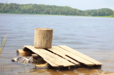 Bir metin alanı desen ile göl kıyısında balıkçılık için küçük ahşap iskele