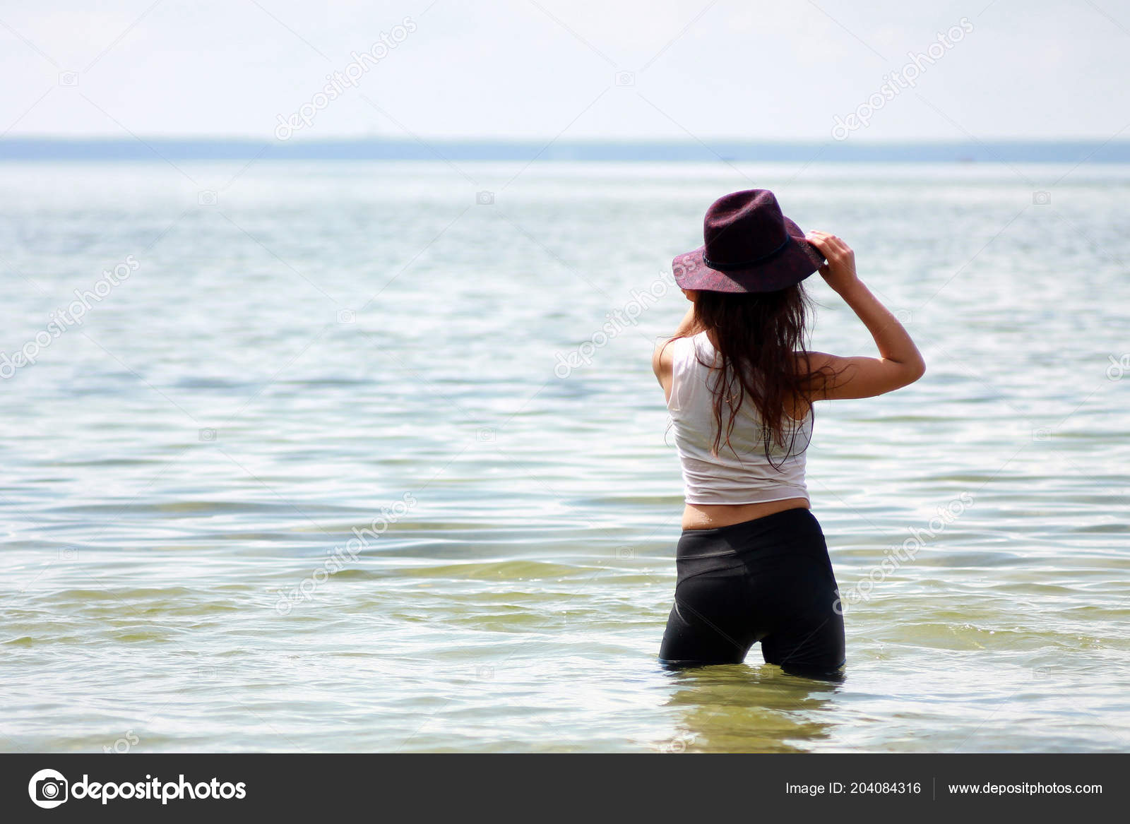 Belle Fille Sexy Dos Sur Moyenne Plage Dans Eau Dans