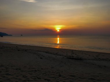 Gün batımında Tioman adasındaki sahilde manzara