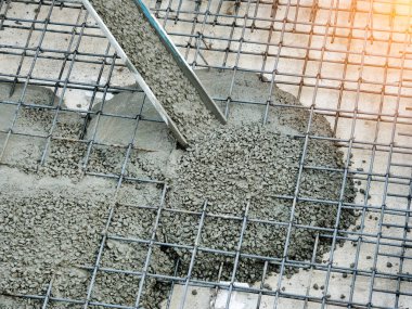 İnşaat alanındaki beton döşemeler ticari beton döşeme sırasında dökülüyor
