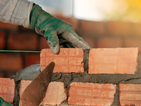 Trabajador Construcción Instalando Ladrillos Obra — Foto de Stock