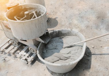 Kovada harç karıştırıyorum.