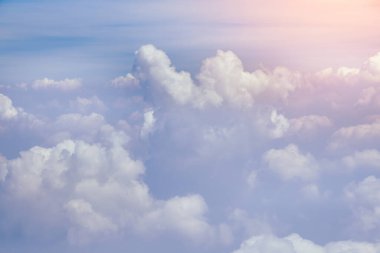 Uçak penceresinden bulutların üzerinde gün doğumu