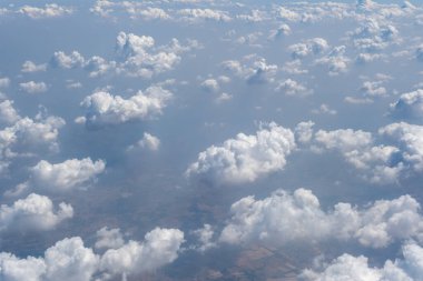 Bulut ve gökyüzü uçak penceresi görüntüsü