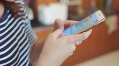 Yakın plan kadınlar akıllı telefonda el mesajlaşması mesajları