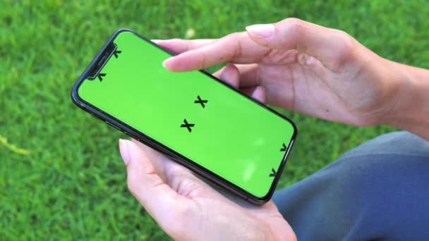 Donna Utilizzando Smart Phone Con Schermo Verde Close Disponibile Anche — Video Stock