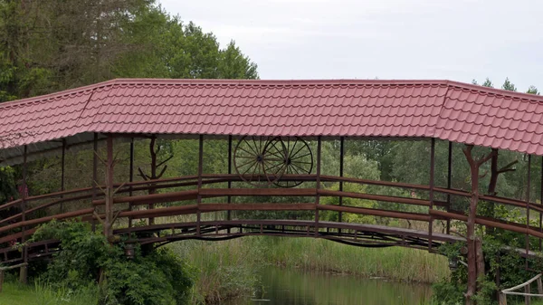 Egy Híd Két Fából Készült Kerekekkel Egy Korlát Egy Sötét — Stock Fotó