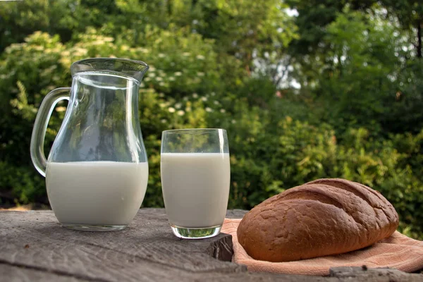 Ein Länglicher Laib Weißbrot Mit Brauner Kruste Ein Glaskrug Und — Stockfoto