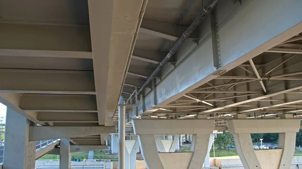 Witte Massieve Indrukwekkende Brug Zicht Van Onderaf Steunpilaren Van Constructie — Stockfoto