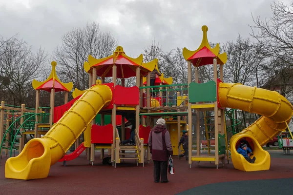 Plac Zabaw Kompleks Wież Czerwonymi Dachami Połączony Platformami Żółtymi Zjeżdżalniami — Zdjęcie stockowe