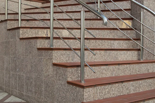 세라믹 타일로 계단을 돌아가는 계단은 회색빛 타일로 만들어 건물이나 사무실의 — 스톡 사진
