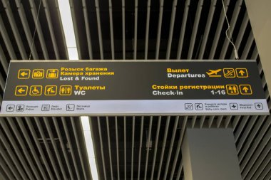 Uluslararası havaalanı Khrabrovo adını İmparatoriçe Elizabeth Petrovna 'dan almıştır. Üzerinde sarı yönlü işaretler ve çeşitli hizmetler olan kara tahta. KALININGRAD, RUSYA 15 Şubat, 2020