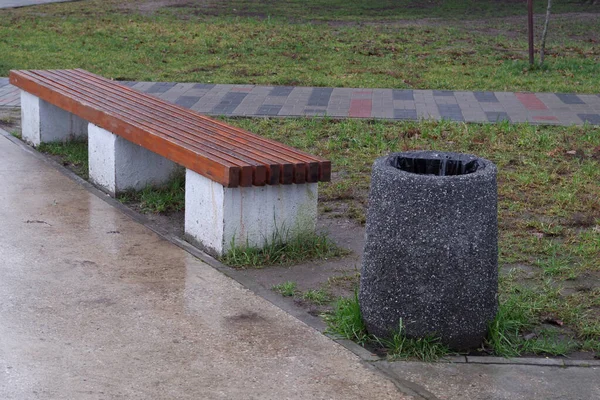 Piedra Bote Basura Negro Con Salpicaduras Blancas Encuentra Cerca Banco — Foto de Stock