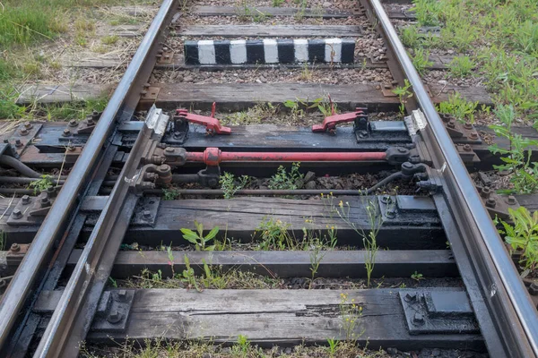 Tableau Distribution Ferroviaire Entraînement Électrique Tige Rouge Fixée Sur Traverses — Photo