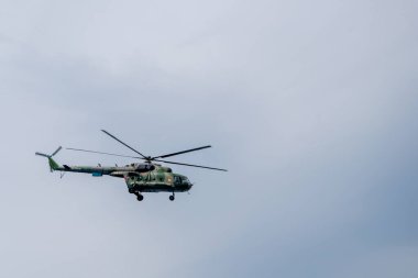 Rus ordusu Mi-8MTV kalça helikopteri kamuflaj renginde, uçuş numarası RF-90840 Rus donanmasının bulutlu havacılığı. KALININGRAD, RUSYA, 15 HAZİRAN, 2020.