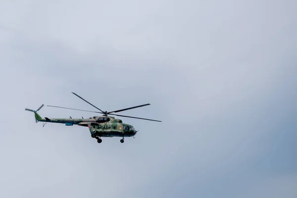 Rus ordusu Mi-8MTV kalça helikopteri kamuflaj renginde, uçuş numarası RF-90840 Rus donanmasının bulutlu havacılığı. KALININGRAD, RUSYA, 15 HAZİRAN, 2020.