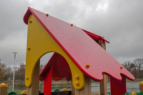 Деревянная Красная Наклонная Крыша Желтым Потолком Башни Стоящей Детской Площадке — стоковое фото