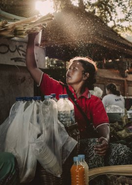Balili kadın, Endonezya 'nın Bali kentindeki Ubud pazarında işini yapıyor.