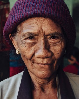 Gülümseyen balerin yaşlı bayan