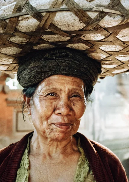 Öreg Balinéz Egy Kosárral Fején — Stock Fotó