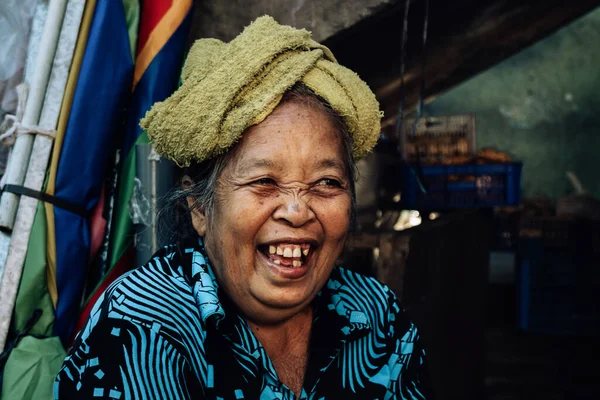 시장에서 터번을 노부인 — 스톡 사진