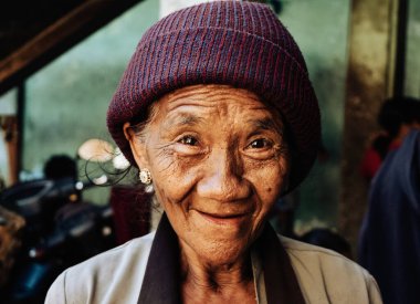 Gülümseyen balerin yaşlı bayan