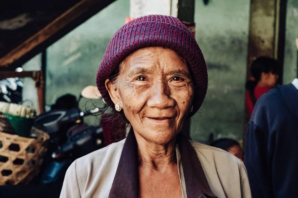 Mosolygó Balinéz Öreg Hölgy — Stock Fotó