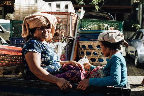 Fáradt Balinéz Nők Egy Teherautóban — Stock Fotó