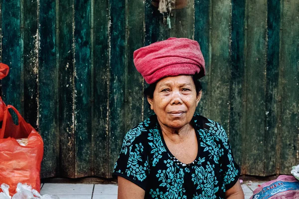 Стара Жінка Барвистим Тюрбаном Голові Місцевому Балійському Ринку Убуді — стокове фото