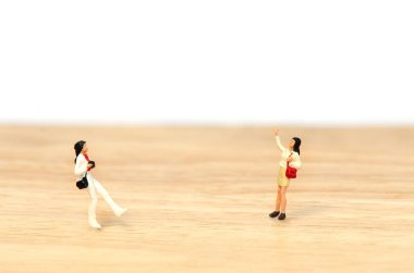 Beyaz arka planda sosyal mesafeyi korumak için selamlaşmaya gelen kadınlardan bir adım geride durun.