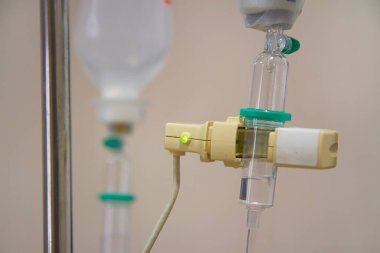 Damardan serum damlası salin damlası hastane odası, tıbbi konsept, tedavi acil durumu ve enjeksiyon ilacı infüzyon tedavisi kemoterapisi ayarlayın.