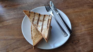 Beyaz tabakta ton balıklı tost.