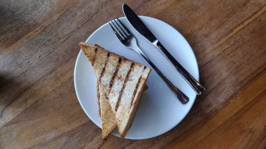 Beyaz tabakta ton balıklı tost.