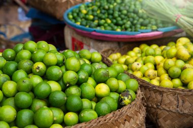 Badung geleneksel pazarında taze yeşil limon meyvesi, Denpasar, Bali, Endonezya